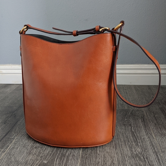 Banana Republic Handbags - Banana Republic Italian Leather Large Bucket Bag